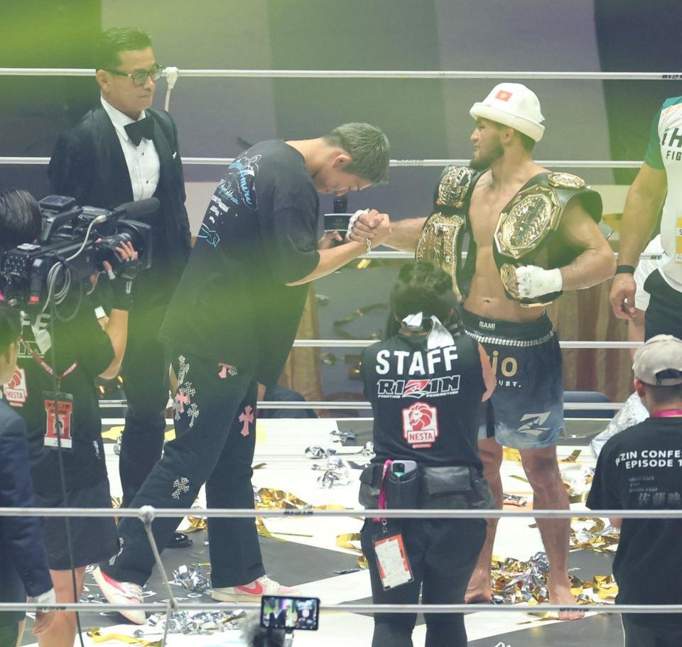 ラジャブアリ・シェイドゥラエフ（右）に大晦日での対戦を要求した秋元強真。左奥は榊原信行ＣＥＯ（撮影・中田匡峻）
