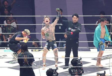 カルシャガ・ダウトベック（右）に勝利し、ガッツポーズを見せる平本蓮（撮影・中田匡峻）