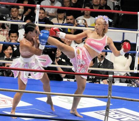 前蹴りを顔面にヒットさせる木村萌那（右）