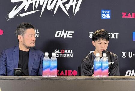 初のキックボクシングルールで判定勝ちした吉成名高（右）とＯＮＥのチャトリＣＥＯ
