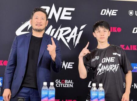 初のキックボクシングルールで判定勝ちした吉成名高（右）。左はＯＮＥチャンピオンシップのチャトリＣＥＯ