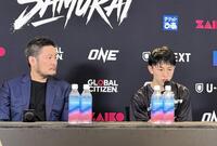 初のキックボクシングルールで判定勝ちした吉成名高（右）とＯＮＥのチャトリＣＥＯ