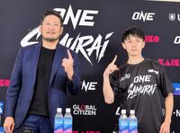 初のキックボクシングルールで判定勝ちした吉成名高（右）。左はＯＮＥチャンピオンシップのチャトリＣＥＯ