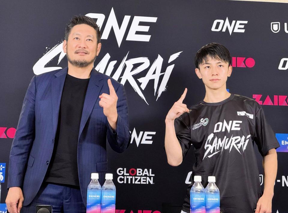 初のキックボクシングルールで判定勝ちした吉成名高（右）。左はＯＮＥチャンピオンシップのチャトリＣＥＯ