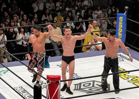 朝倉未来戦からのプロレス復帰戦で勝利を挙げ、ＤＤＴファンから万雷の拍手を受ける青木真也（中央）