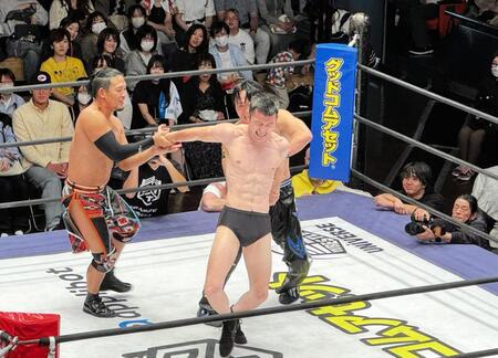 プロレス復帰戦に臨んだ青木真也（中央）