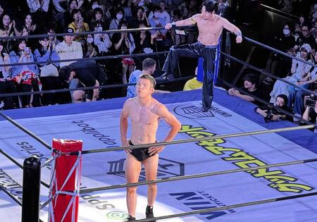 プロレス復帰戦で、ＤＤＴファンから万雷の拍手を受けながらリングインした青木真也