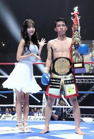 勝利者表彰に参加する天羽希純　©Ｋ-１