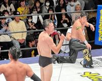 朝倉未来戦からのプロレス復帰戦で勝利を挙げ、ＤＤＴファンから万雷の拍手を受ける青木真也（中央）