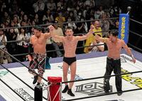 朝倉未来戦からのプロレス復帰戦で勝利を挙げ、ＤＤＴファンから万雷の拍手を受ける青木真也（中央）