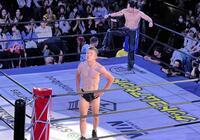 プロレス復帰戦で、ＤＤＴファンから万雷の拍手を受けながらリングインした青木真也