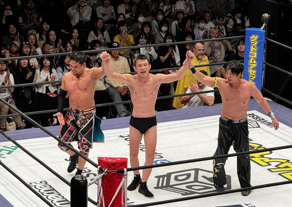 朝倉未来戦からのプロレス復帰戦で勝利を挙げ、ＤＤＴファンから万雷の拍手を受ける青木真也（中央）