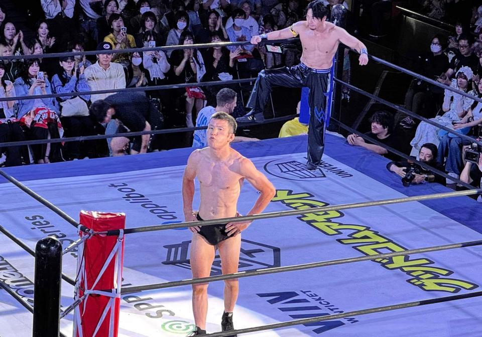 プロレス復帰戦で、ＤＤＴファンから万雷の拍手を受けながらリングインした青木真也