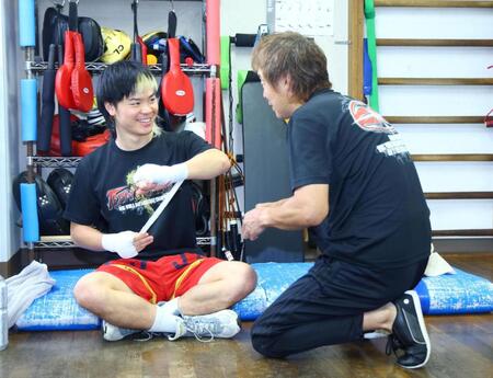 葛西裕一トレーナー（右）と話す那須川天心（撮影・石井剣太郎）