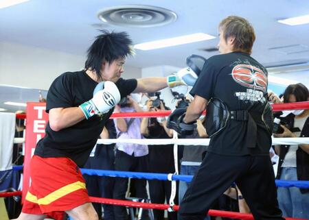 練習を公開した那須川天心。右は葛西裕一トレーナー（撮影・石井剣太郎）
