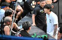 ひな壇軍団と口論する栗山宏誠