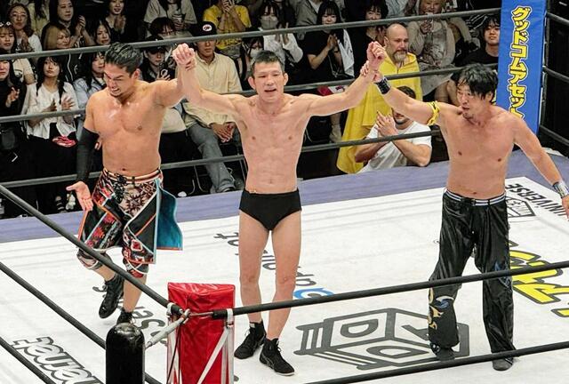 　プロレス復帰戦で勝利を挙げた青木真也（中央）＝撮影・藤川資野