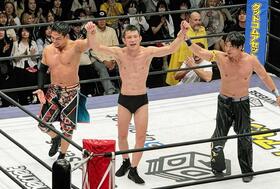 　プロレス復帰戦で勝利を挙げた青木真也（中央）＝撮影・藤川資野