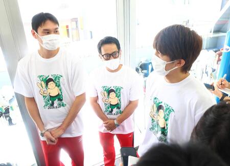 　視察に訪れた大橋ジムの（左から）鈴木康弘トレーナー、北野良トレーナー、井上浩樹