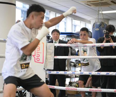 井上拓真（手前左）の練習を見つめる大橋秀行会長（左）と井上真吾トレーナー（撮影・堀内翔）