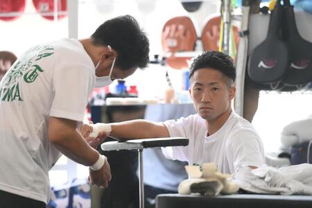 練習前にバンテージを巻く井上拓真（撮影・堀内翔）