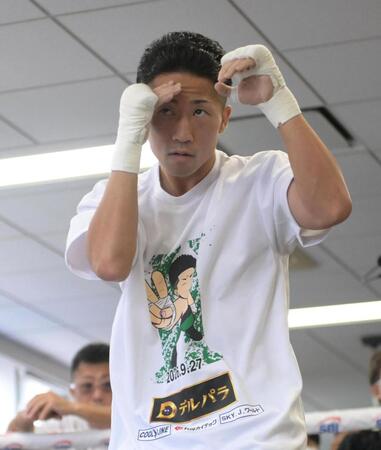 シャドーボクシングをする井上拓真（撮影・堀内翔）