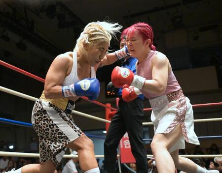 １回、山本美憂が田口智香（右）にパンチを出す（撮影・堀内翔）