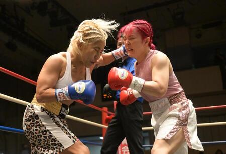 １回、山本美憂が田口智香（右）にパンチを出す（撮影・堀内翔）