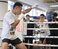 井上拓真（手前左）の練習を見つめる大橋秀行会長（左）と井上真吾トレーナー（撮影・堀内翔）