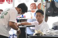 練習前にバンテージを巻く井上拓真（撮影・堀内翔）
