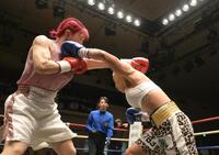 ３回、山本美憂が田口智香（左）からダウンを奪う（撮影・堀内翔）