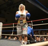 ３回、２度目のダウンを奪い勝利した山本美憂（撮影・堀内翔）