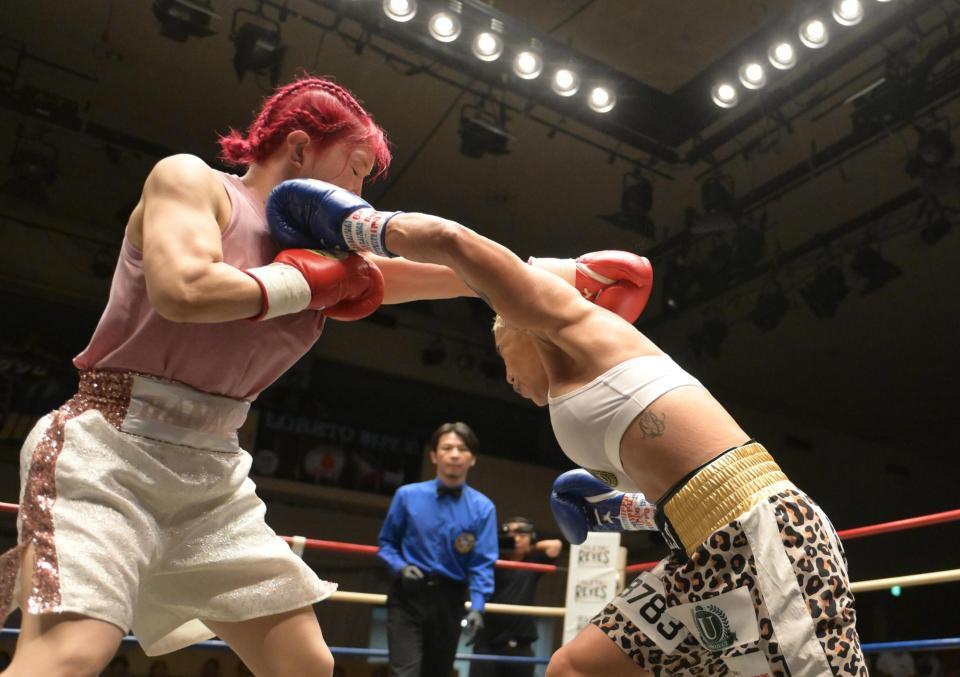 ３回、山本美憂が田口智香（左）からダウンを奪う（撮影・堀内翔）