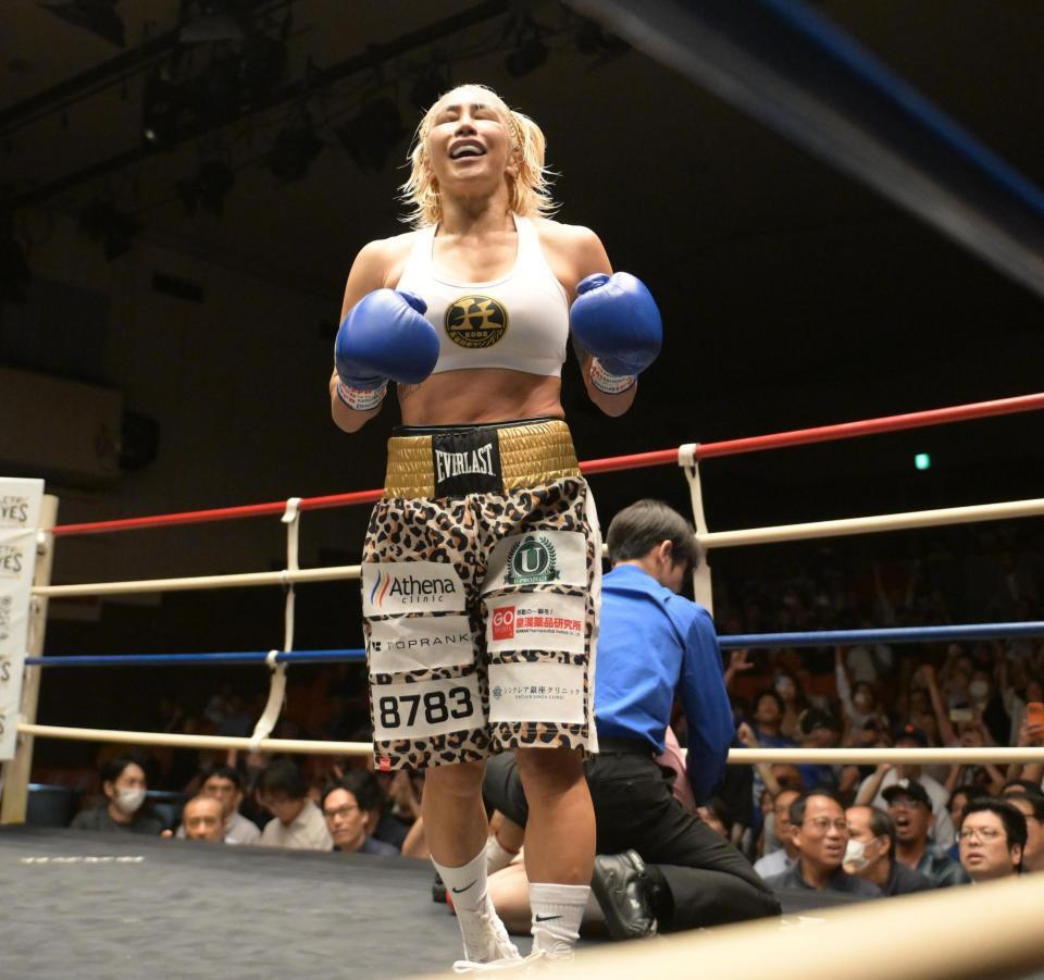３回、２度目のダウンを奪い勝利した山本美憂（撮影・堀内翔）