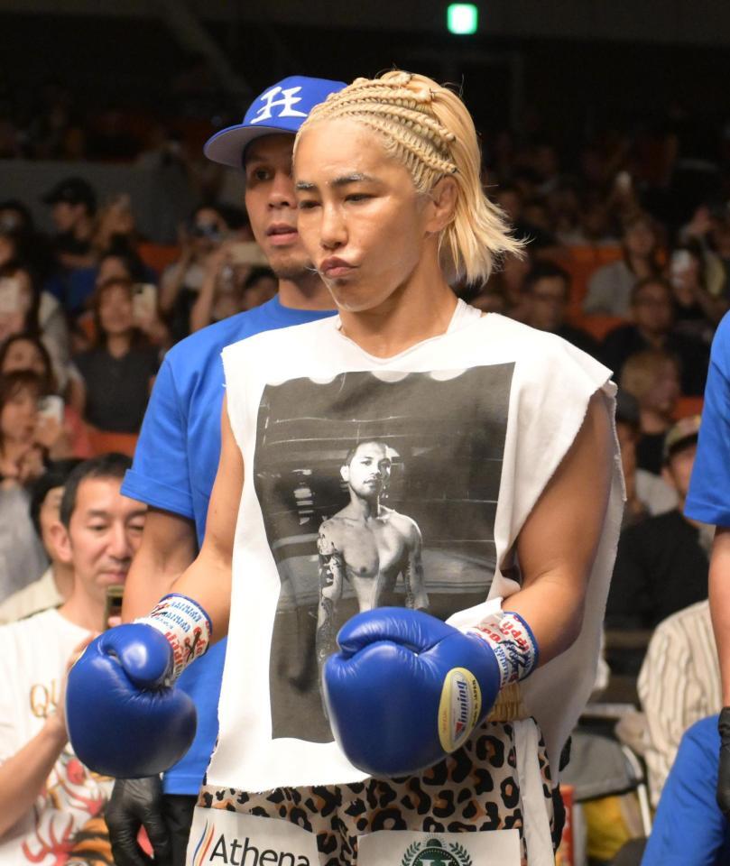 山本“ＫＩＤ”徳郁さんの写真がプリントされたＴシャツを着て入場する山本美憂（撮影・堀内翔）