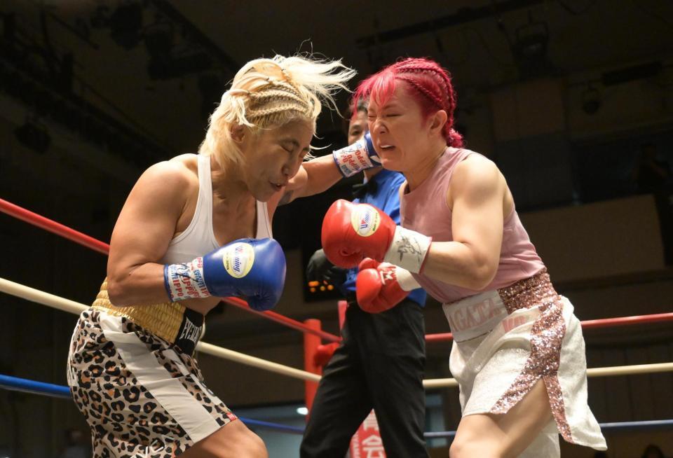 １回、山本美憂が田口智香（右）にパンチを出す（撮影・堀内翔）