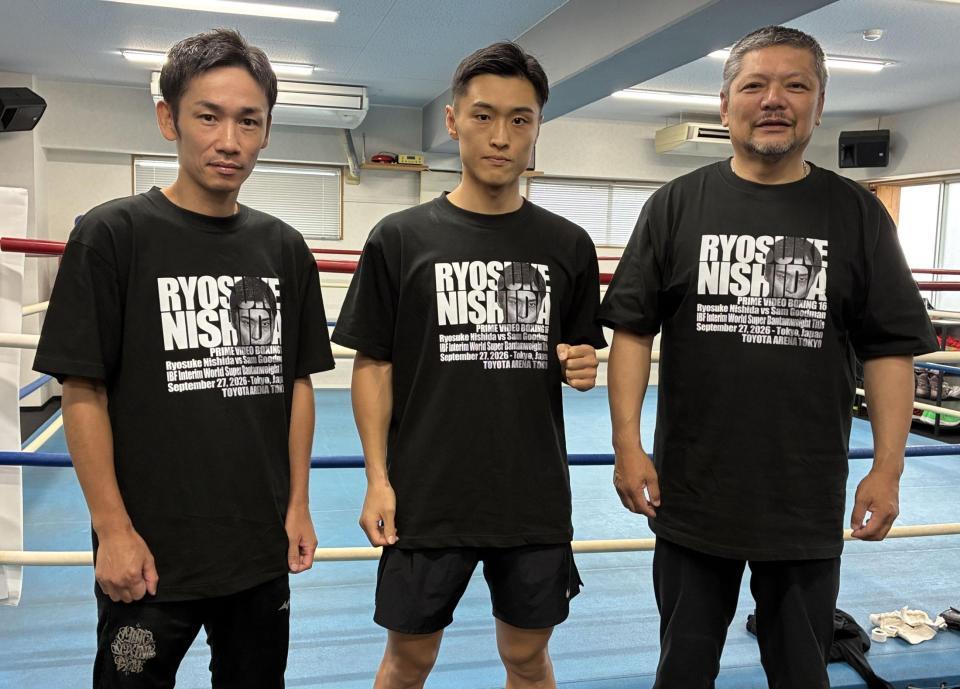 公開練習に臨んだ（左から）武市晃輔トレーナー、西田凌佑、枝川孝会長＝六島ジム