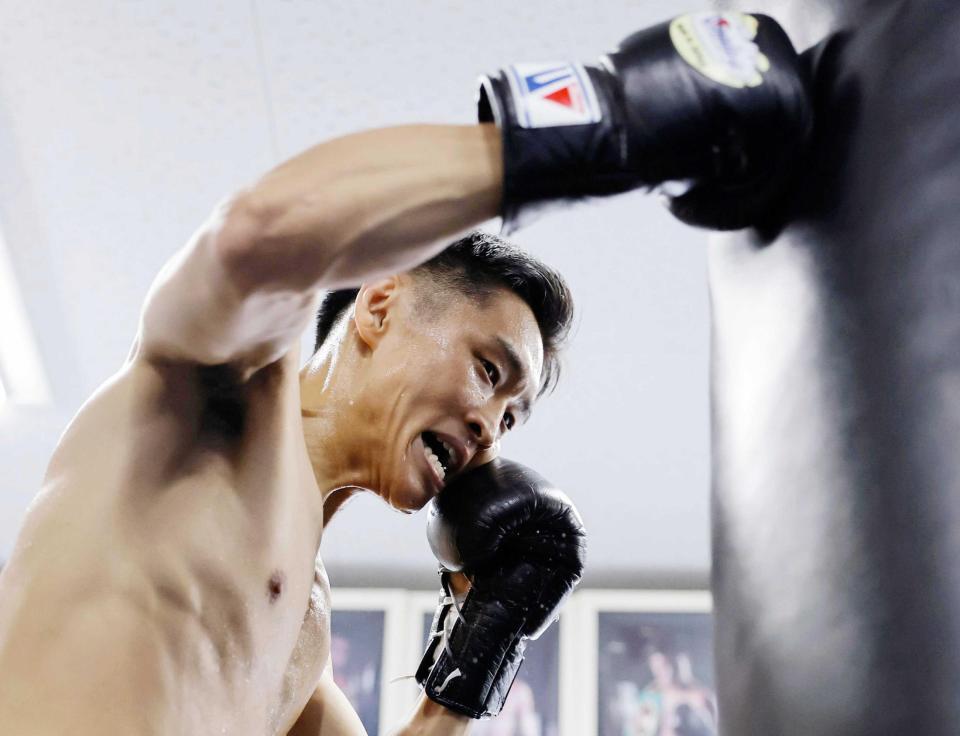 　サンドバッグを打つ西田凌佑