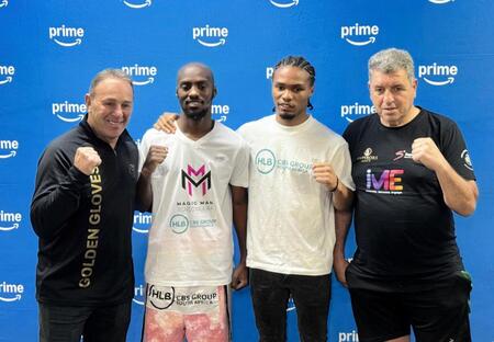 公開練習を行ったリカルド・マラジカ（左から２人目）と帯同した弟チャールトン（同３人目）。左端はマネージャーのブライアン・ミッチェル氏