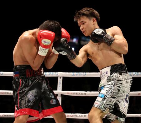 ２Ｒ、クリスチャン・レガネに右アッパーを打ち込む佐野遙渉（撮影・中田匡峻）