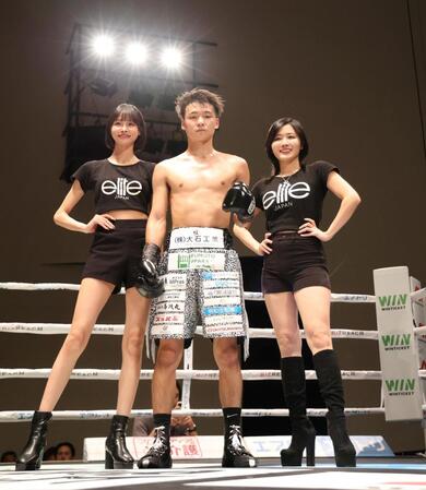 クリスチャン・レガネにＫＯ勝ちした佐野遙渉（中央）＝撮影・中田匡峻