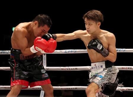 １Ｒ、クリスチャン・レガネ（左）に右ストレートを打ち込む佐野遙渉（撮影・中田匡峻）