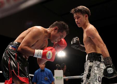４Ｒ、クリスチャン・レガネ（左）をＫＯした佐野遙渉＝大阪市・住吉区民センター（撮影・中田匡峻）