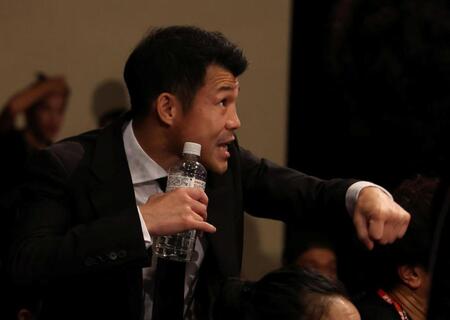 セバスチャン・エルナンデスＶＳ亀田京之介の試合で叫ぶ亀田興毅氏（撮影・中田匡峻）