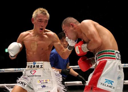 ８Ｒ、セバスチャン・エルナンデス（右）に左で打ち込む亀田京之介ー（撮影・中田匡峻）
