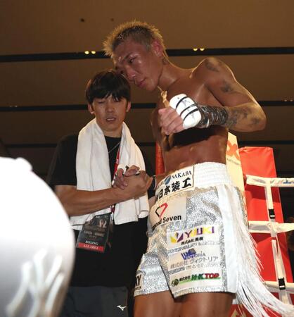 セバスチャン・エルナンデスに判定負けした亀田京之介＝大阪市・住吉区民センター（撮影・中田匡峻）