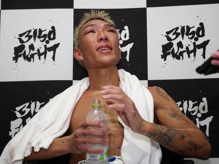 試合後、取材を受ける亀田京之介（撮影・中田匡峻）