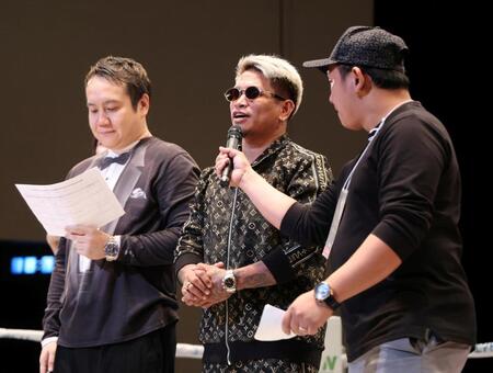 リングに上がるジョンリール・カシメロ（中央）＝撮影・中田匡峻