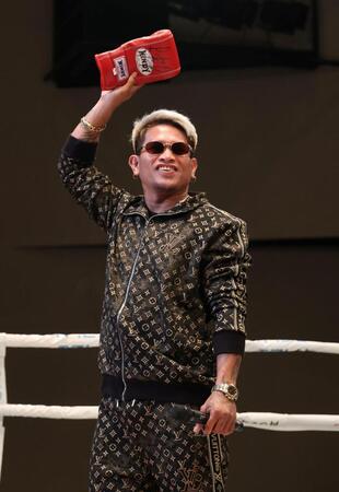 スタンドに手を振るジョンリール・カシメロ（撮影・中田匡峻）
