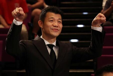 ジョンリール・カシメロからの要望に“３１５０ポーズ”で応える亀田興毅氏（撮影・中田匡峻）